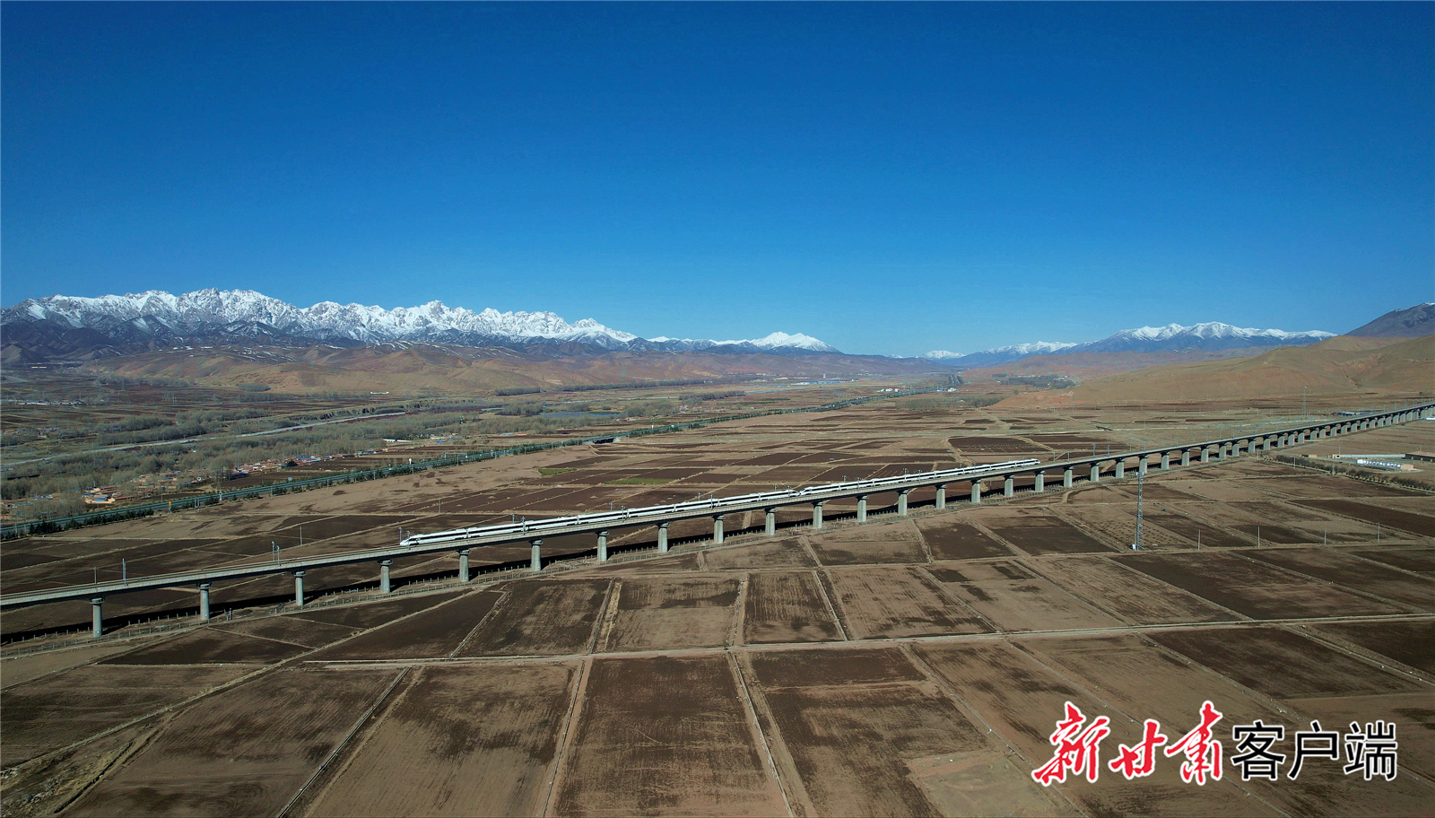 4月11日上午9时30分，试验动车组驶过兰张三四线铁路天祝县打柴沟镇下河东村段高架桥。新甘肃&middot;甘肃日报记者　金奉乾　摄