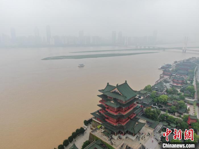 图为航拍赣江之畔的滕王阁，只见赣江南昌段水位上涨，江水浑浊。刘力鑫 摄