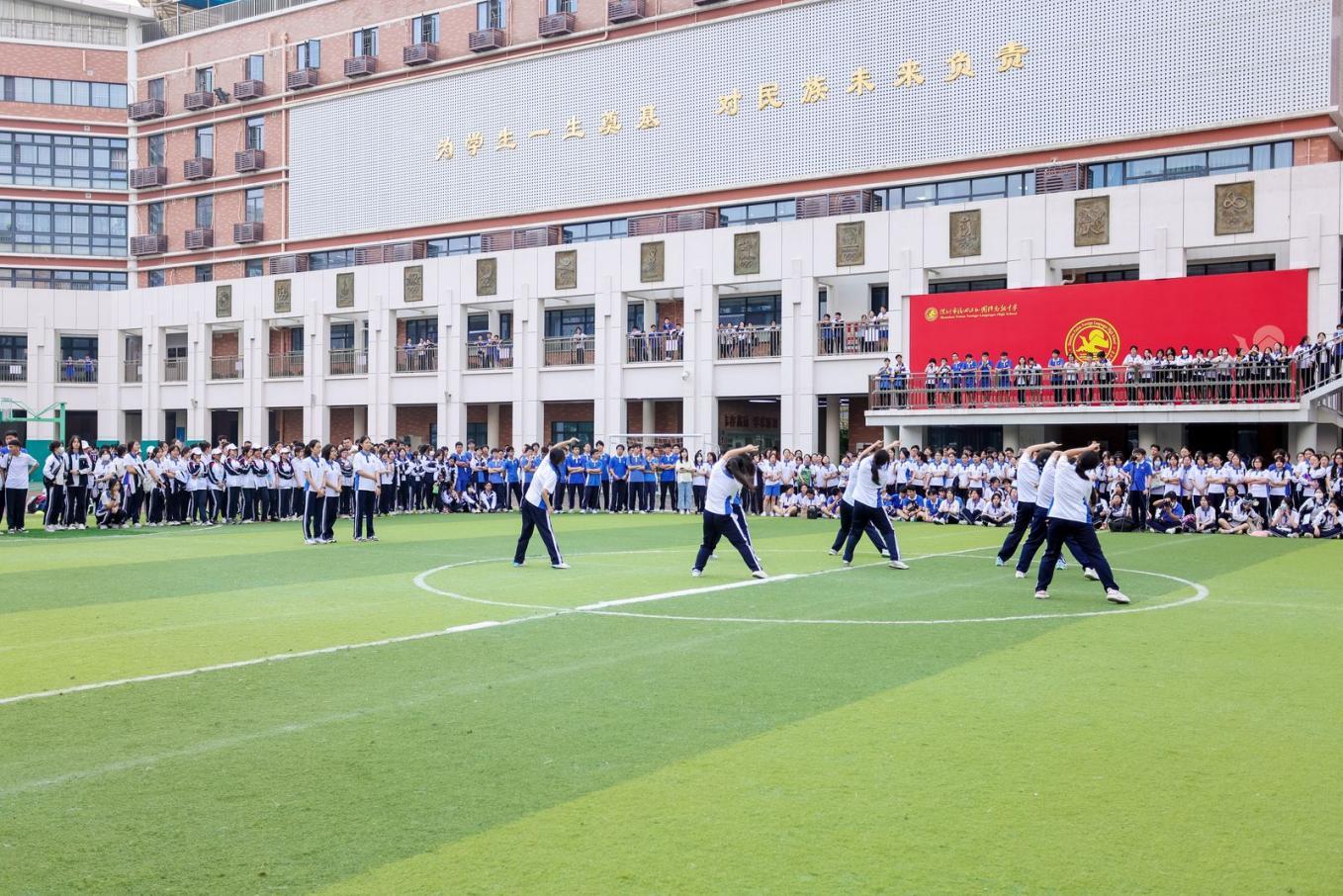 喀什220名高一师生赴深圳开展“石榴籽”青少年交流活动