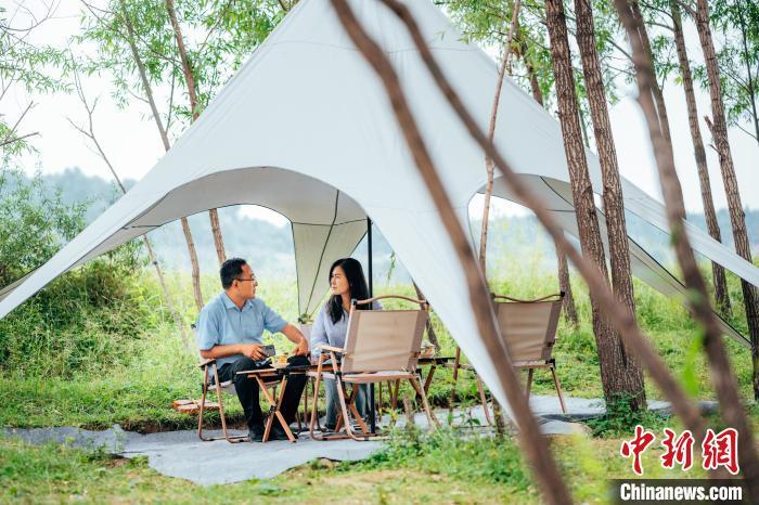 图为临夏县一处露营基地，民众相约体验乡村田园生活。(资料图)　邱静言　摄