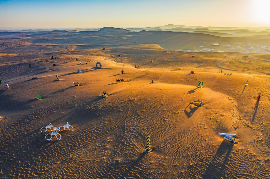 ▲民勤沙漠雕塑国际创作营