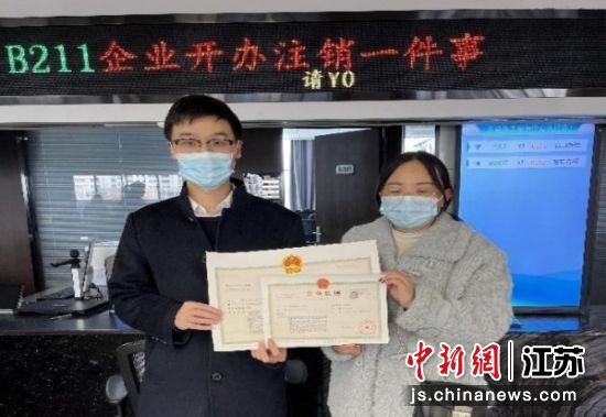 经营主体迁移登记“一件事一次办”改革，提高了企业跨区域迁移登记效率。陈满园摄