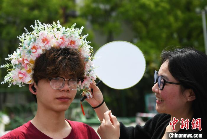 重庆：大学生校园国风文化节体验中国传统文化