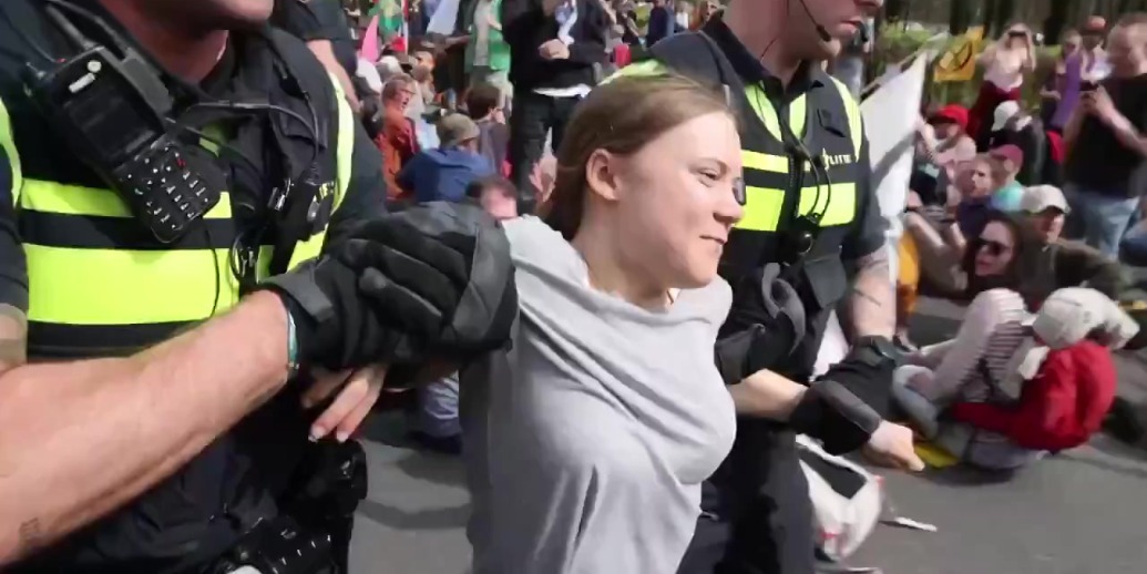 环保少女又又又被捕被警察拖着仍不忘记