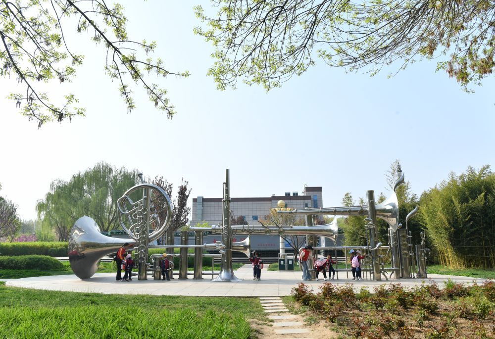 4月12日，小学生们在河北省任丘市华北油田国家矿山公园内游览。 新华社记者牟宇摄