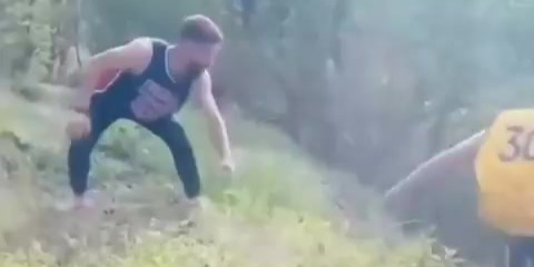 完了失足了这个男人竟在悬崖边后空翻不料一个踉跄掉下悬崖