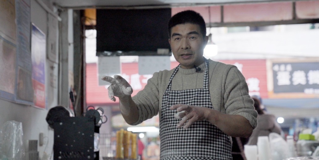 凤凰网《旅途》｜炸油条的散文大叔，53岁写下30万字