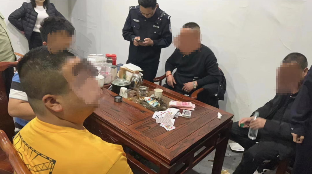 墓地里开赌场居民楼聚众赌博多人当场被抓