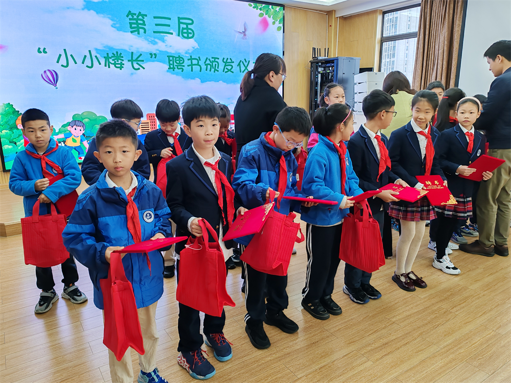 垃圾分类“小小楼长”接聘书 “大大担当”扛肩上