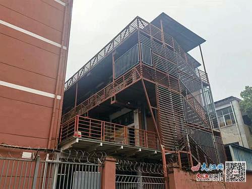 教学楼顶加盖30间教职工宿舍南昌市正大学校被指违规搭建