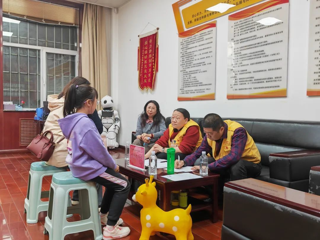 少年志愿者在面试中（图片来源：甘肃省博物馆微信公众号）