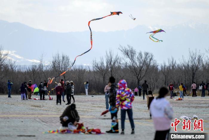 乌鲁木齐：市民郊野公园放风筝乐享假日时光
