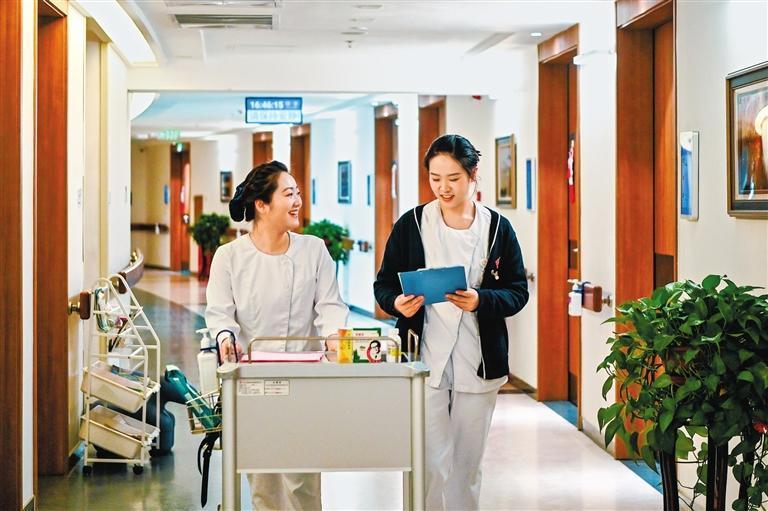 苏洁瑞（右）和许文娟是甘肃省中心医院的护士，既是工作上的师徒，也是生活中的好友。