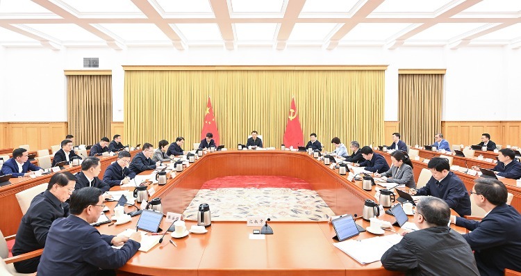 ▲4月12日下午，重庆市委常委会举行会议，市委书记袁家军主持并讲话。 苏思 摄