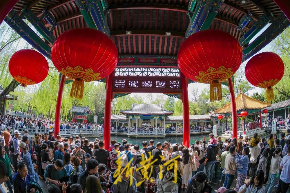 感受泉水魅力!趵突泉清明假期人潮涌动凤凰网山东_凤凰网