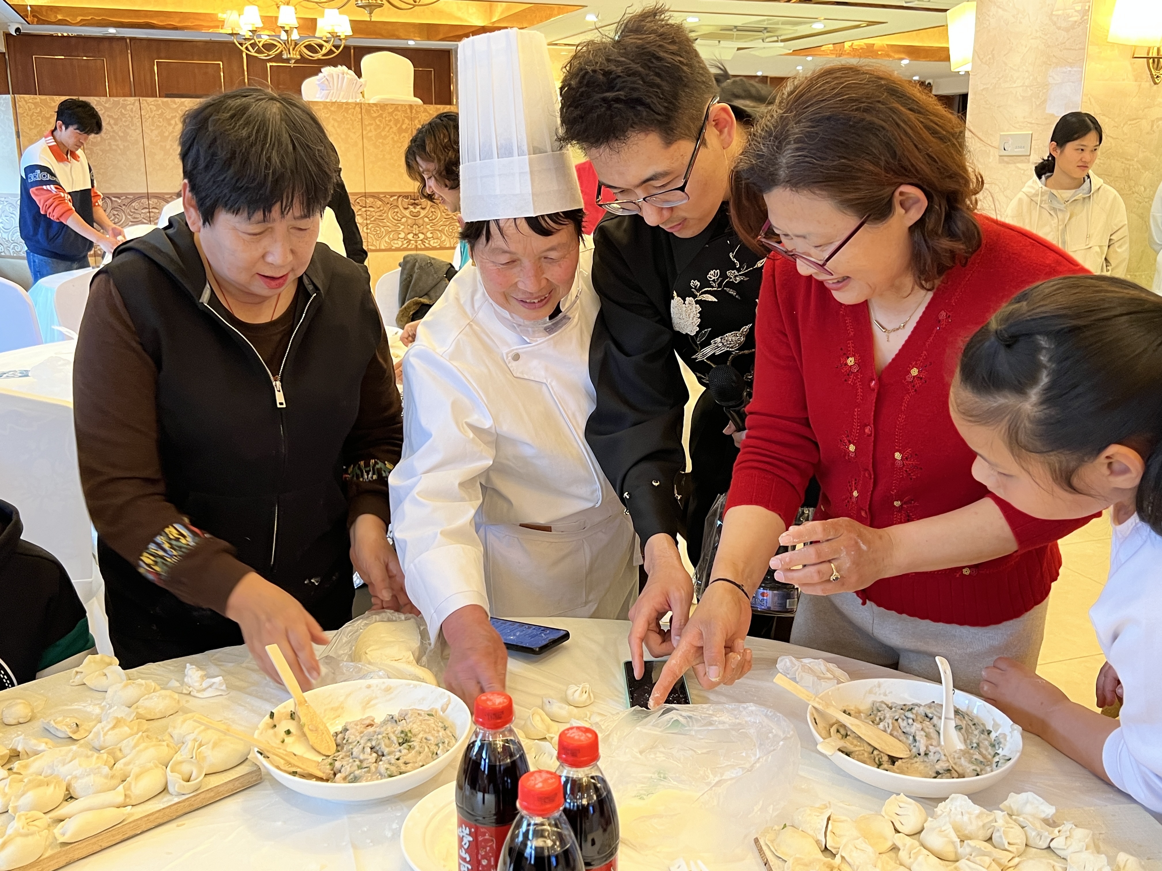 鲅鱼礼俗 传承孝道 第二十届沙子口鲅鱼节“食在好地方”特色活动——百人同包鲅鱼饺子活动欢乐举行