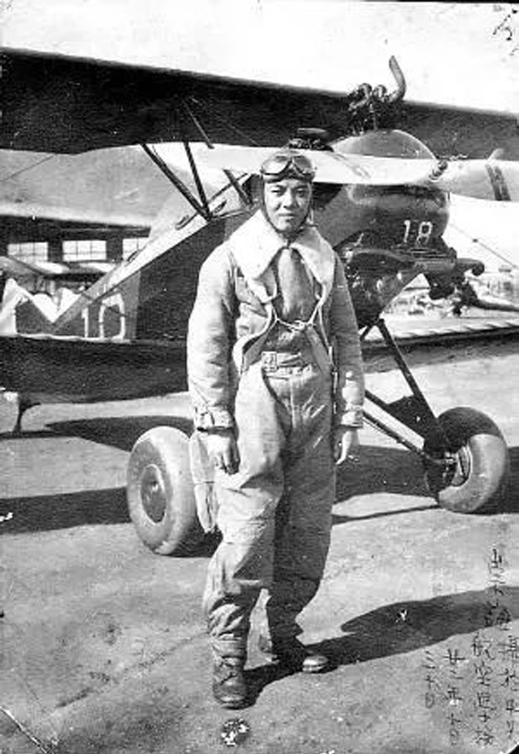 沈崇诲的签名照,摄于1933年10月30日杭州笕桥中央航校南京抗日航空