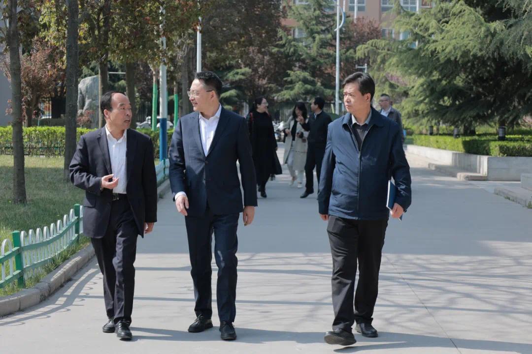 咸阳长武中学是一所历史悠久,文化积淀深厚的省级标准化高中,校长王德