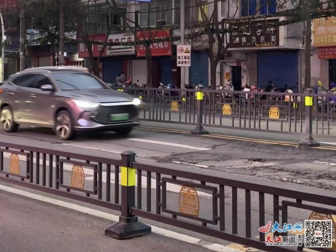 孺子路路面多处坑洼破损