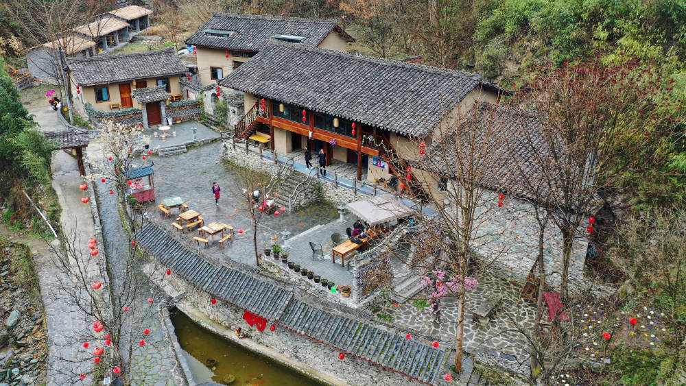 这是陇南市康县岸门口镇朱家沟村的五福临门民宿　新华社记者　陈斌　摄