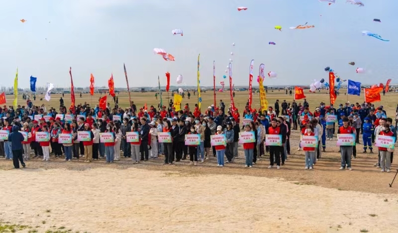 面朝大海 千只风筝争奇斗艳——2024潍坊风筝大赛在潍坊滨海开赛