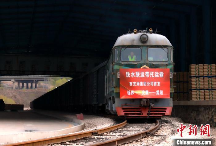 贾智炜 摄据了解,本次运输方案中采用的带托运输,是指以托盘为载体,把