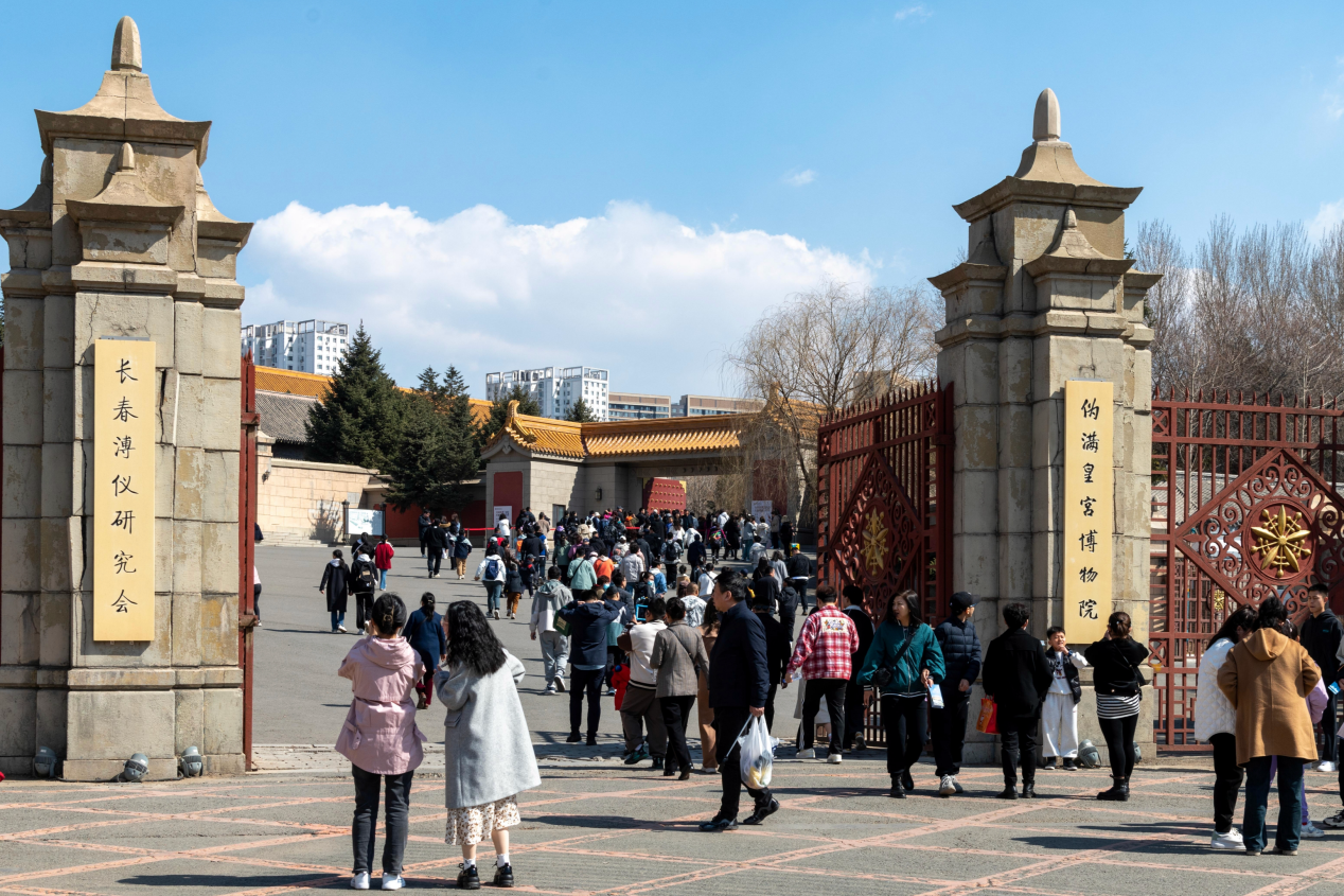 清明假期,游客在长春参观伪满皇宫博物院。图片来源:伪满皇宫博物院