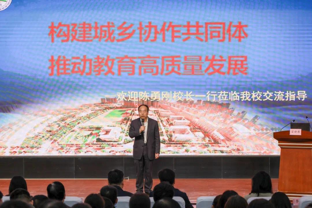 咸阳长武中学是一所历史悠久,文化积淀深厚的省级标准化高中,校长王德
