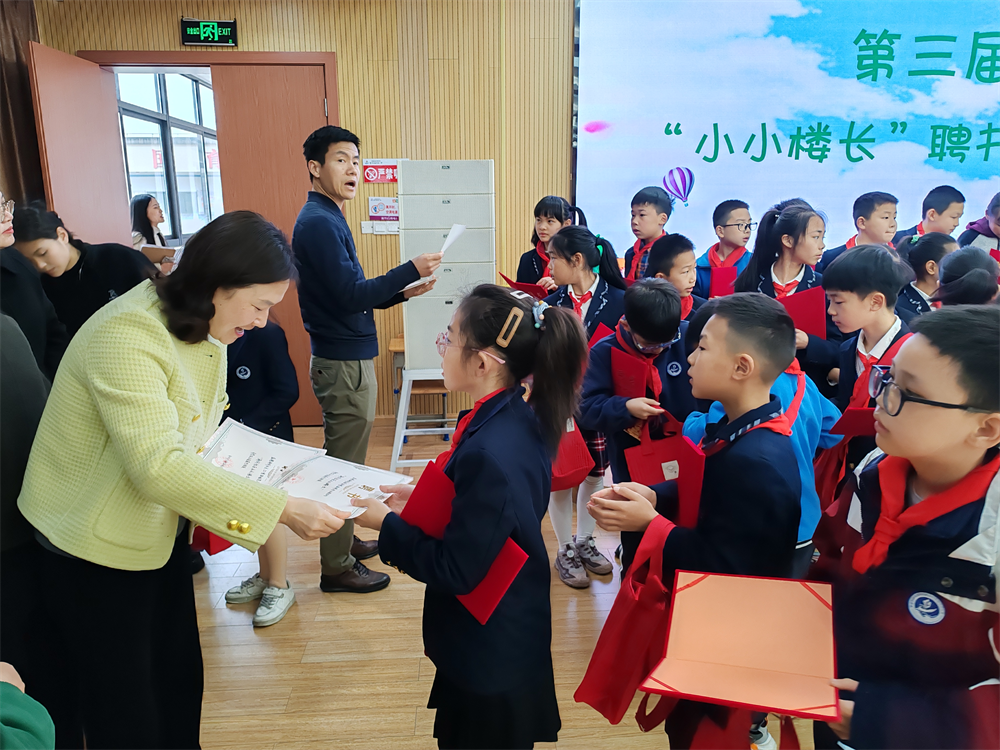 垃圾分类“小小楼长”接聘书 “大大担当”扛肩上
