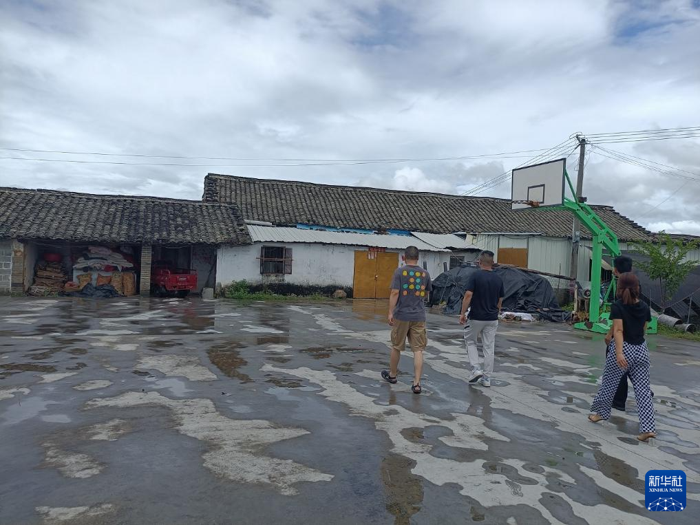 广西灵山县某城中村，伪劣兽药生产厂家租用废弃多年的农村小学用房做生产车间。（枝江市公安局供图）