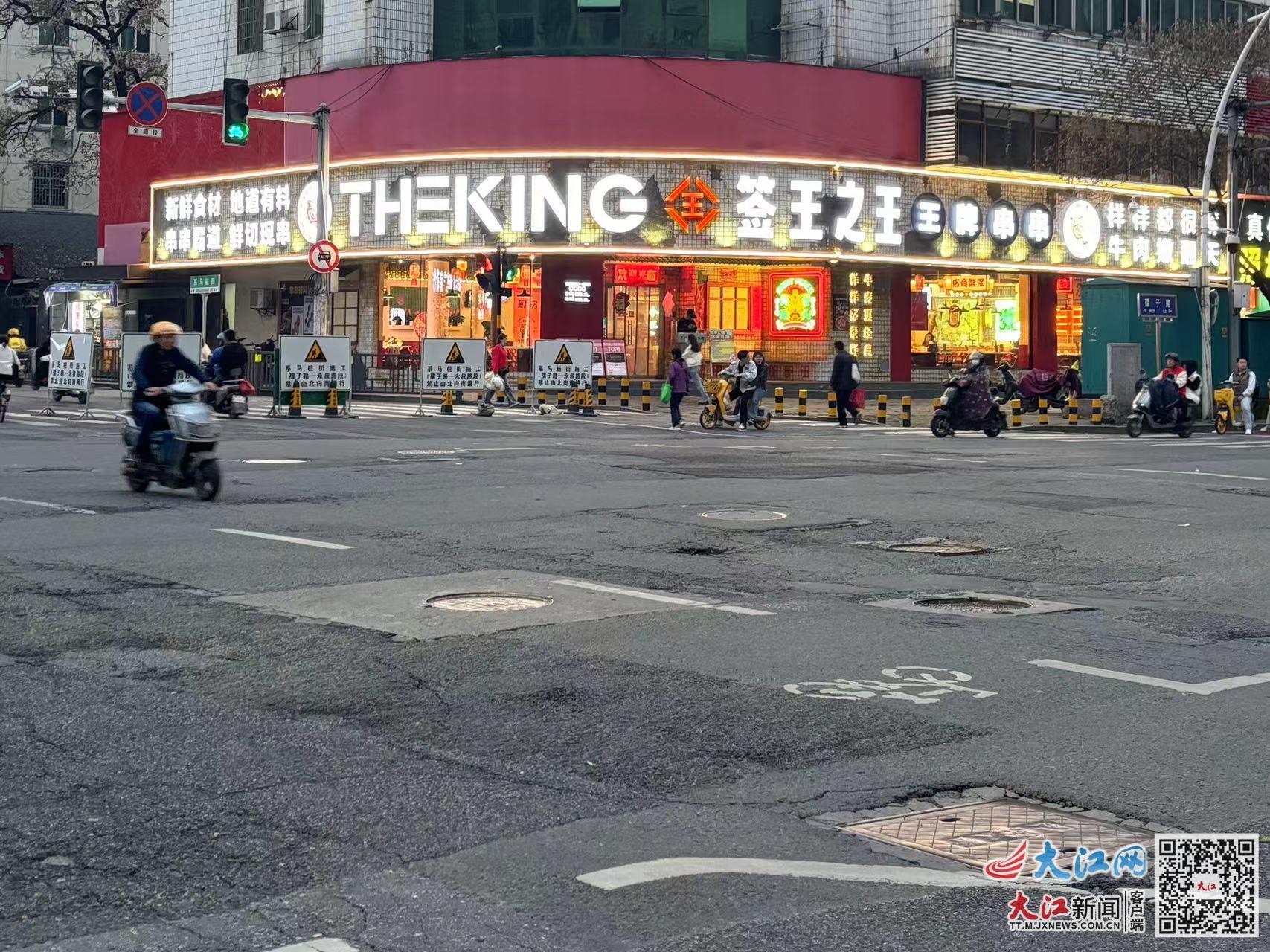 孺子路一路口放眼望去七八个窨井盖凹凸不平