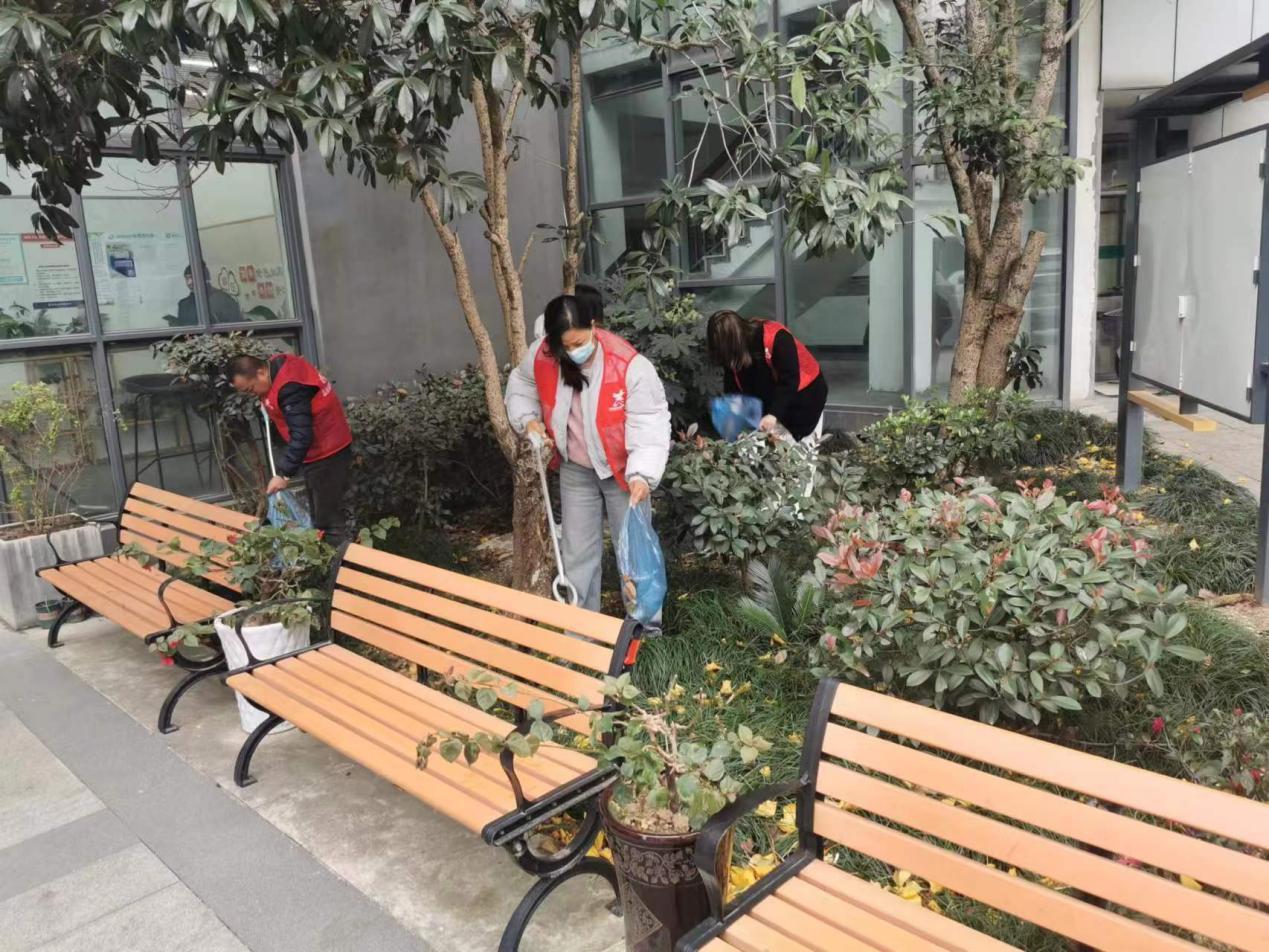 环境勤整治家园换新颜福明街道新城社区归国留学生志愿者清洁家园活动