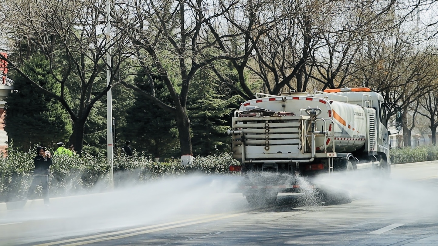 对道路进行循环湿法清扫洒水喷雾和冲洗作业.png