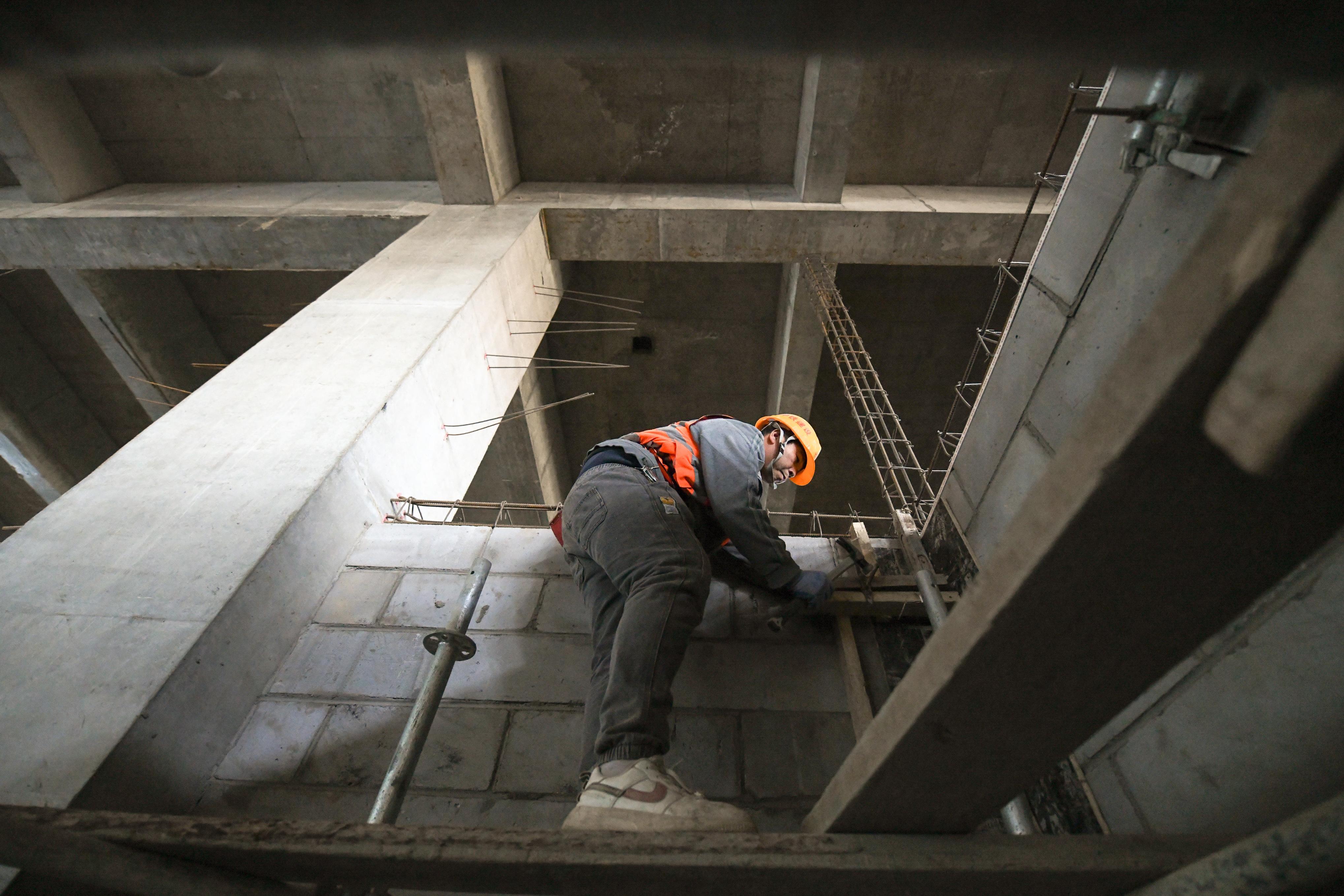 4月9日，工人在伊春西站施工现场作业。 新华社记者 王松 摄
