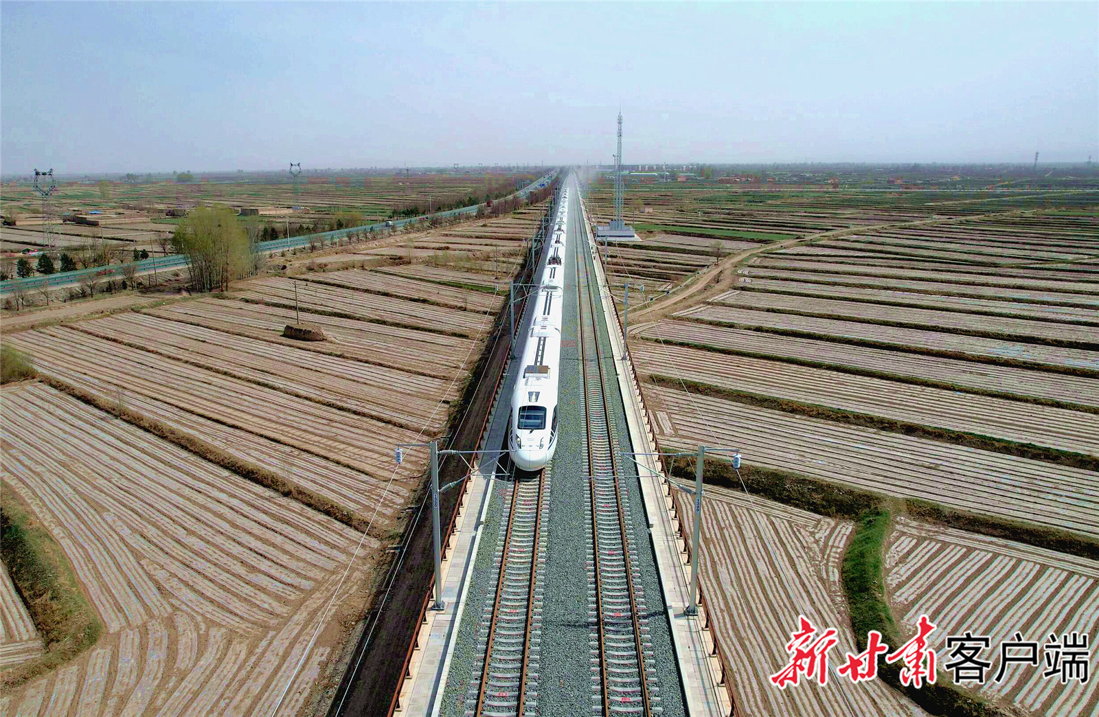 4月12日下午2时43分，试验动车组驶过武威市凉州区河东镇广袤田野。新甘肃&middot;甘肃日报记者　金奉乾　摄