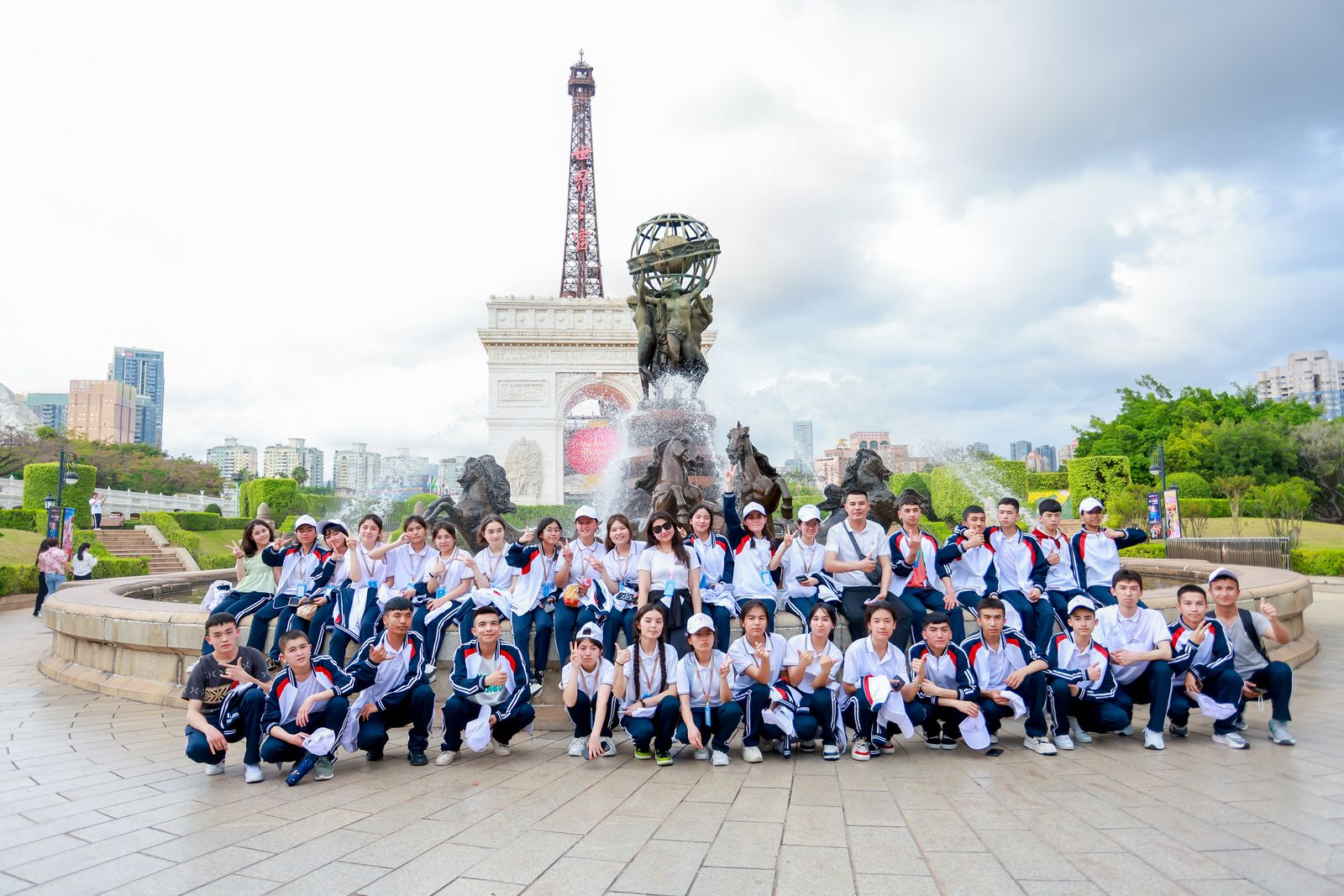 喀什220名高一师生赴深圳开展“石榴籽”青少年交流活动