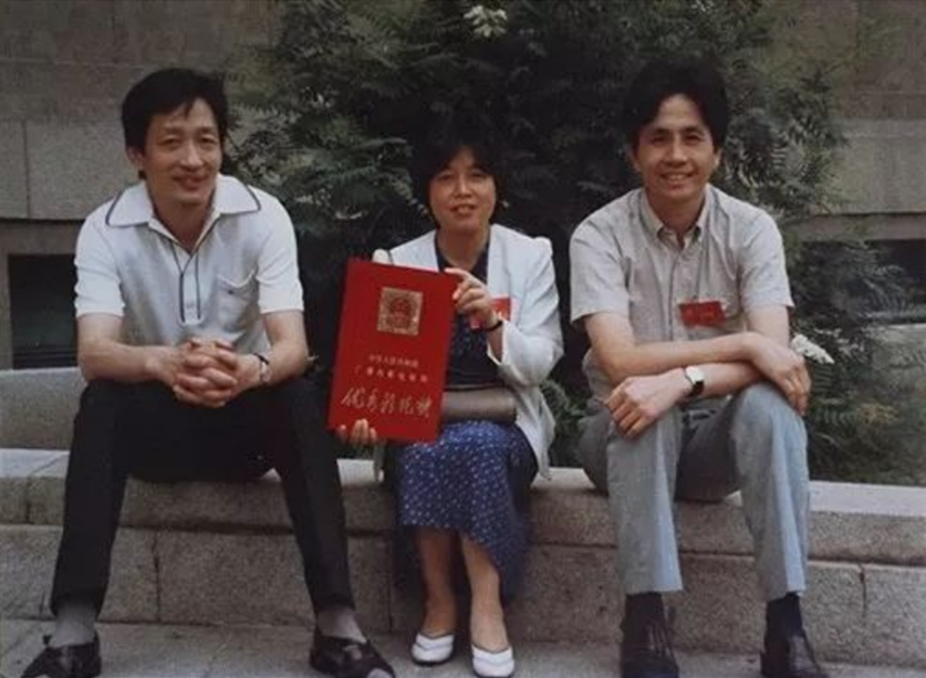 《雪孩子》主创人员在北京领奖时留影，左起：常光希、林文肖、金复载