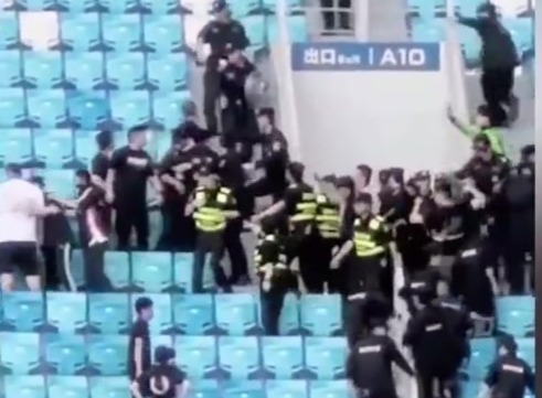 中国球迷看台上打骂抱摔！10多名安保都拦不住