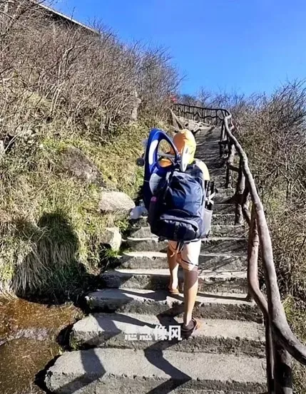 杨俊在登山途中。 图源：受访者提供