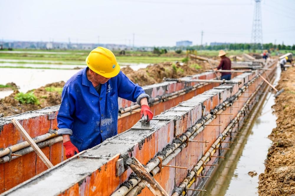 樟树：修复水渠助春耕（图）