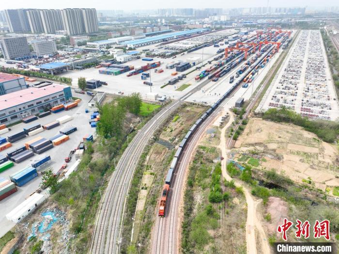 列车驶出圃田车站。于洋 摄