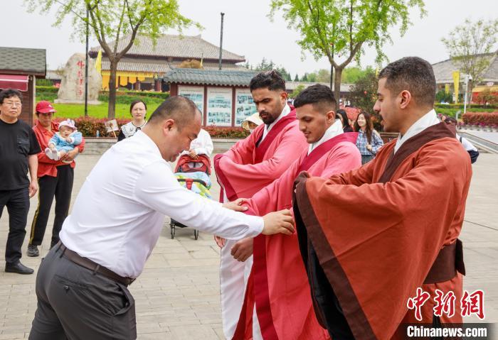 图为三名外国留学生身着汉服学习祭拜礼仪。　杨光 摄
