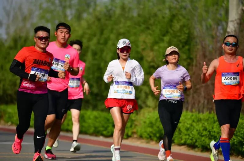 2024年沧州市大运河半程马拉松暨沧州市第十届半程马拉松赛进行中。