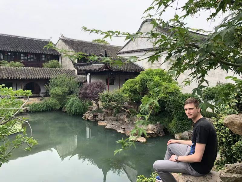 索博尔奇·科彻尔在苏州园林