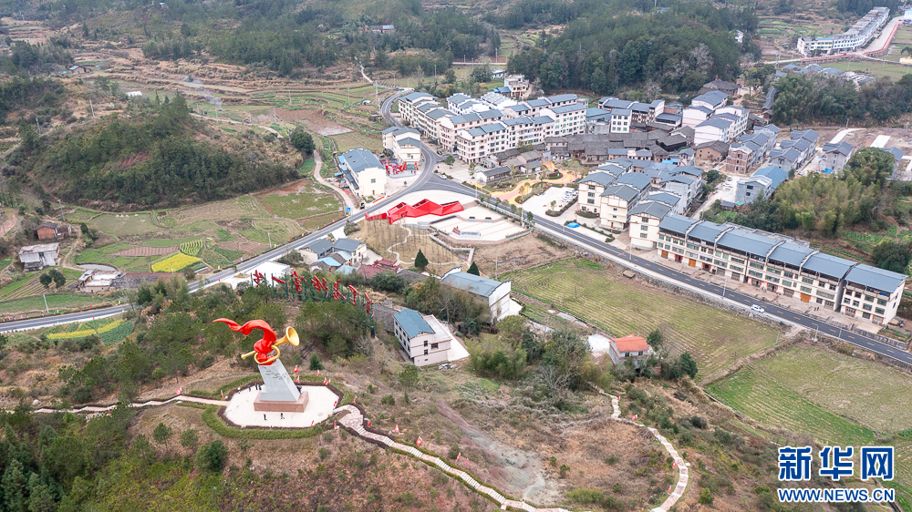 这是无人机拍摄到的淮土镇凤凰山村全景。新华网 肖和勇 摄