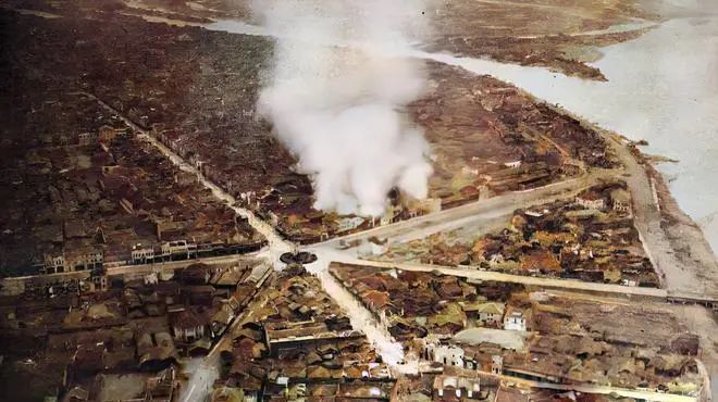 1937年，日军航空部队对南昌进行狂轰滥炸，南昌城内一片火海，浓烟四起。