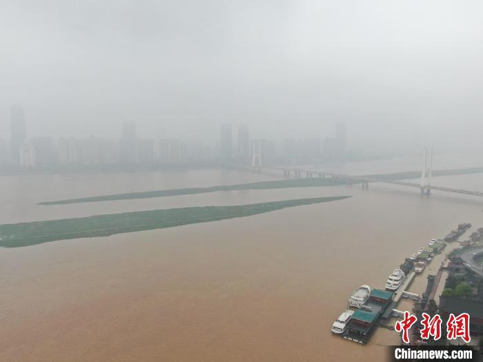 图为航拍赣江江西南昌段，只见水位上涨，江水浑浊。刘力鑫 摄