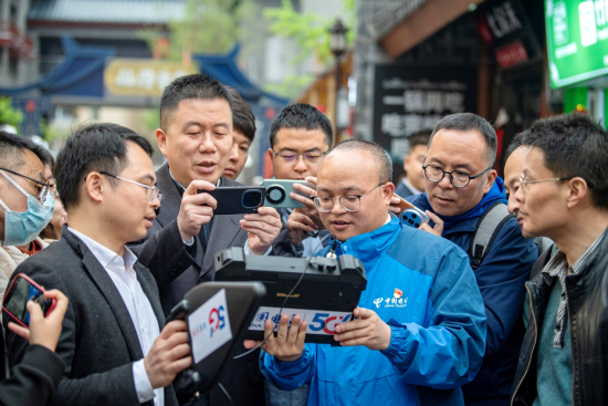 在万寿宫景区，媒体记者领略中国电信5G-A网络极速体验，现场感受5G+智慧文旅的魅力