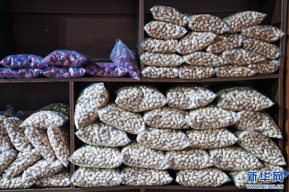 红军街上一家农产品展销店里，货架上摆放着当地产出的花生。新华网 肖和勇 摄