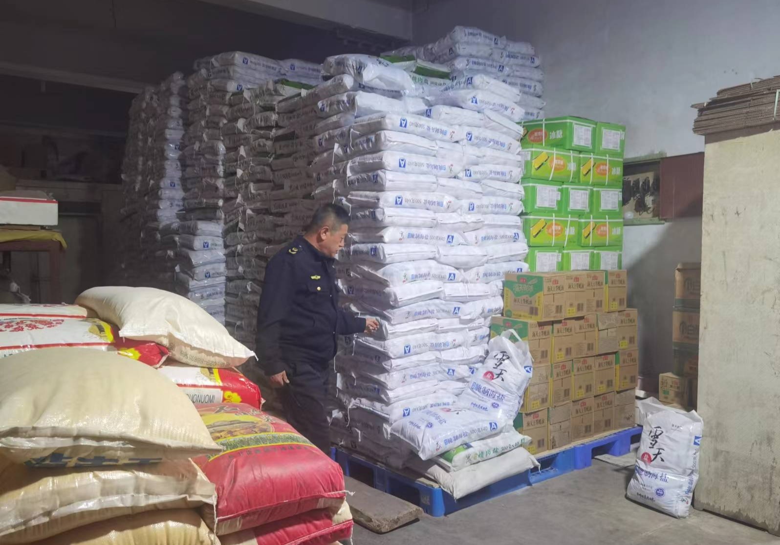 执法人员检查食盐销售企业(崆峒区市场监督管理局供图)